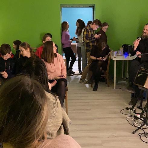 Как стать музыкантом-волонтером: проект молодежного центра «Троицкий» привезет песни и стихи в псковскую провинцию