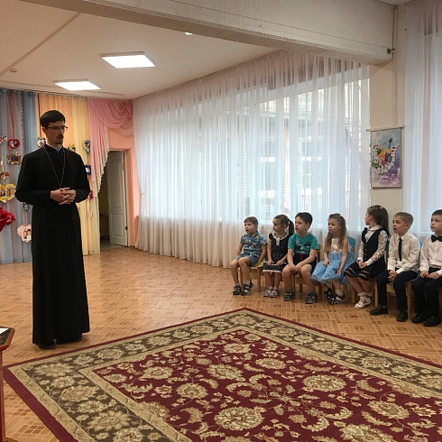 В акции «Крылья ангела» в детском саду «Журавлик» принял участие священник Свято-Троицкого собора