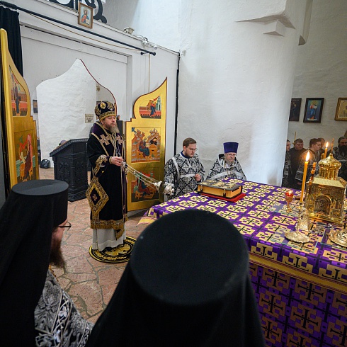 Митрополит Тихон совершил литургию Преждеосвященных Даров в храме святителя Николая со Усохи