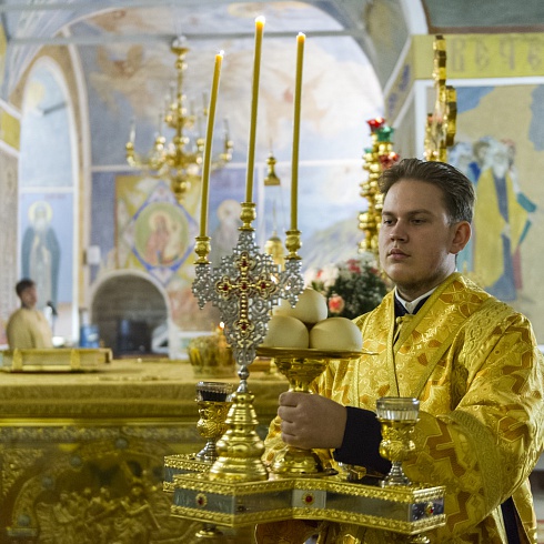 В минувшую субботу, митрополит Псковский и Порховский Тихон совершил вечернее богослужение в Троицком соборе