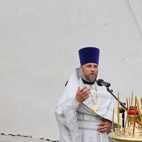 В праздник Вознесения Господня торжественное Богослужение состоялось у стен Троицкого собора Псковского кремля. ФОТО