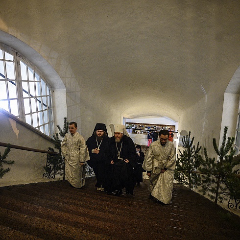 Праздничное Рождественское богослужение состоялось минувшей ночью в Троицком соборе Псковского кремля