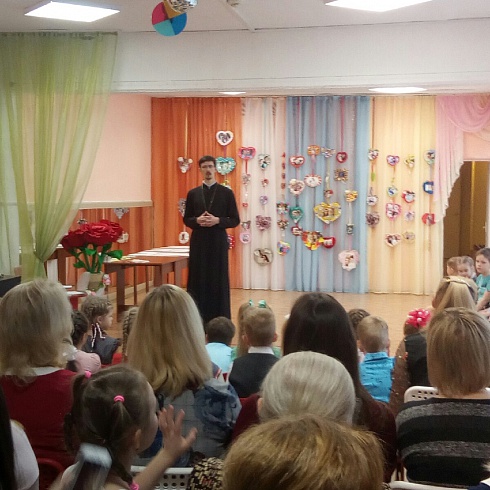 В акции «Крылья ангела» в детском саду «Журавлик» принял участие священник Свято-Троицкого собора