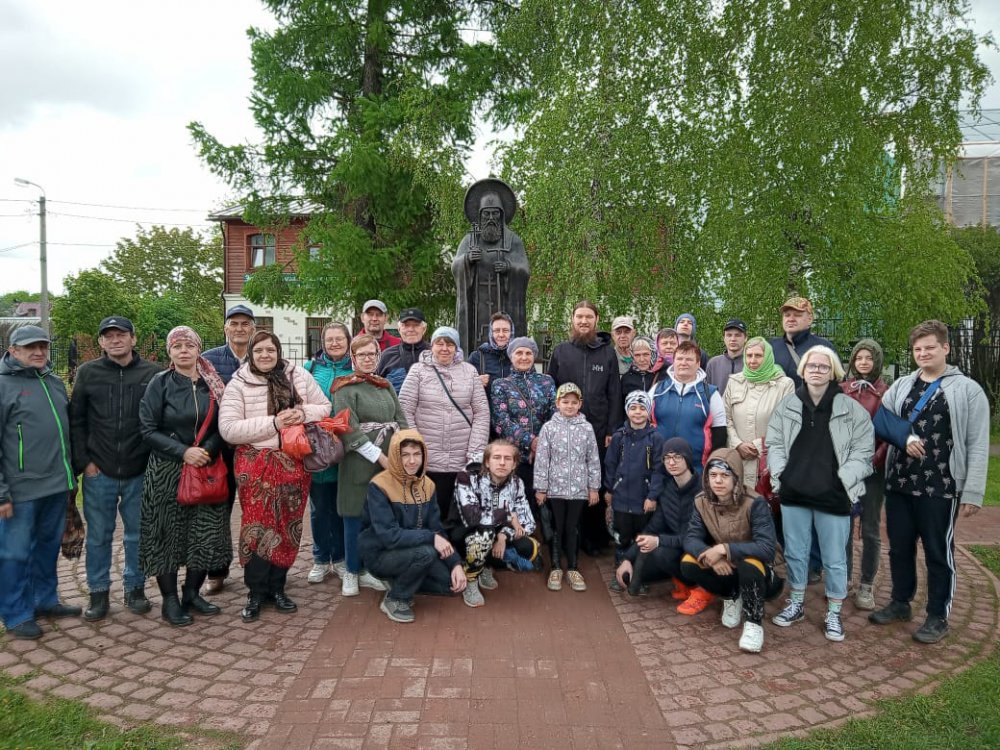 Центр семьи Троицкого собора организовал для прихожан-инвалидов по слуху поездку в Псково-Печерский монастырь