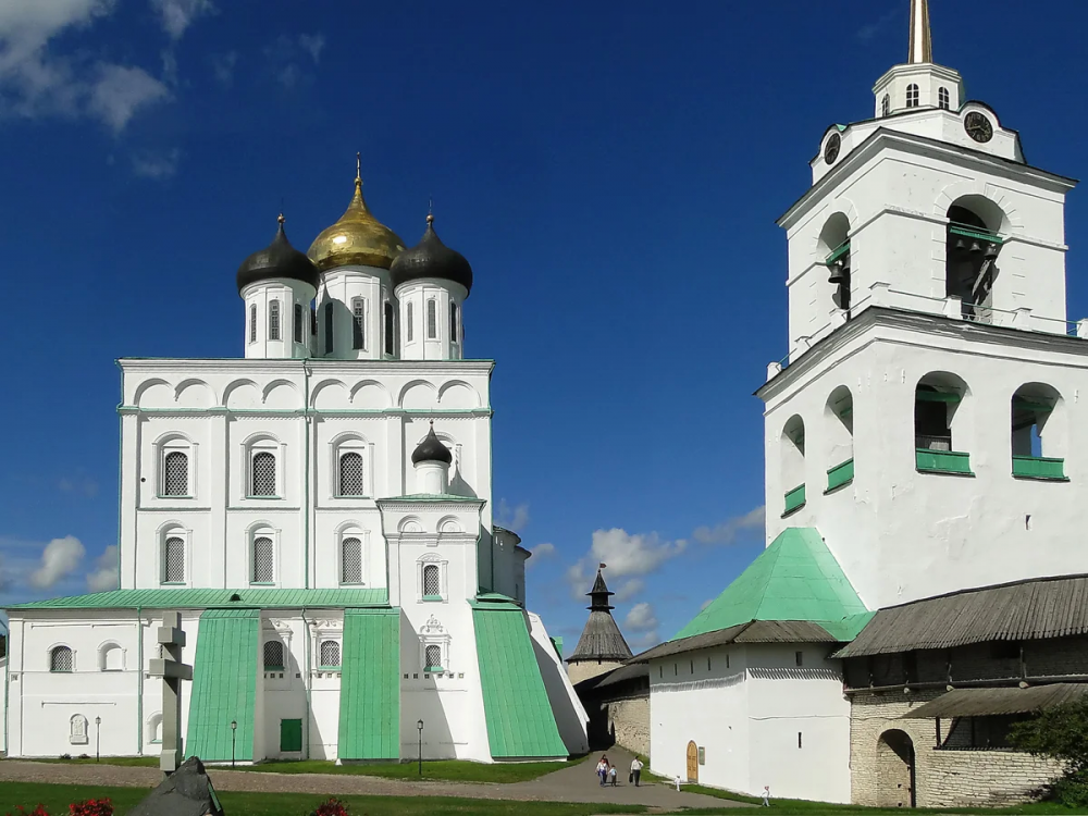 Праздничный колокольный трезвон прозвучал сегодня в Псковских храмах
