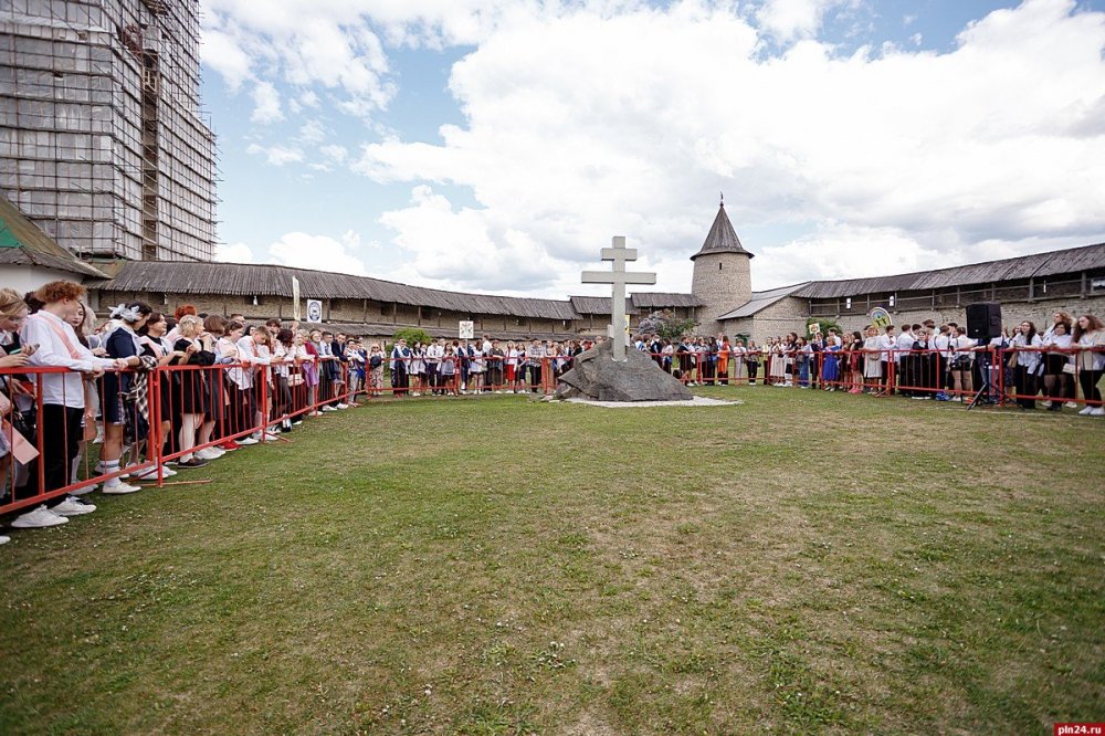 Торжественный молебен для выпускников псковских школ провели на Вечевой площади  Кремля