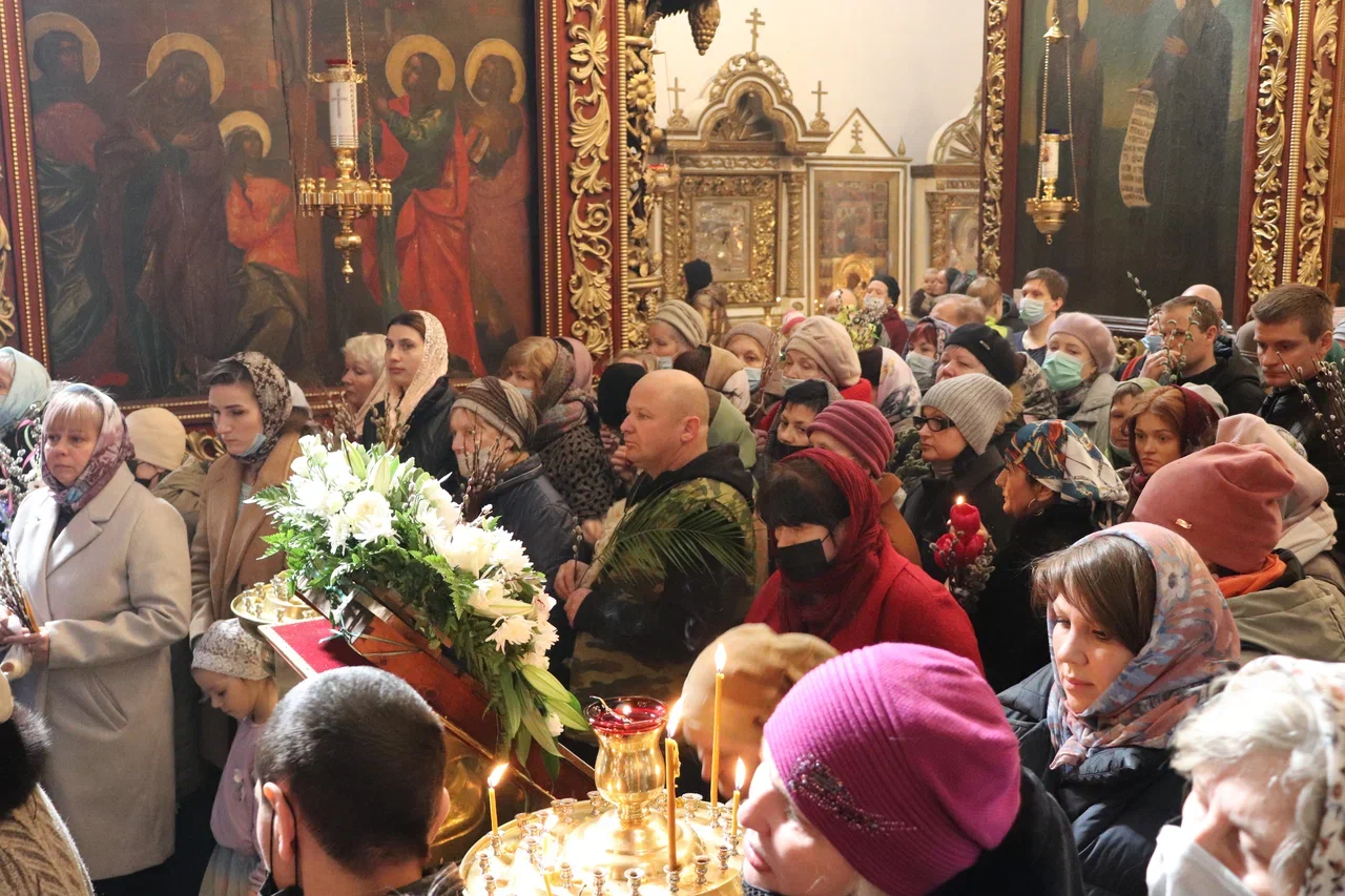 Праздник Входа Господня во Иерусалим молитвенно отметили в Троицком соборе города Пскова