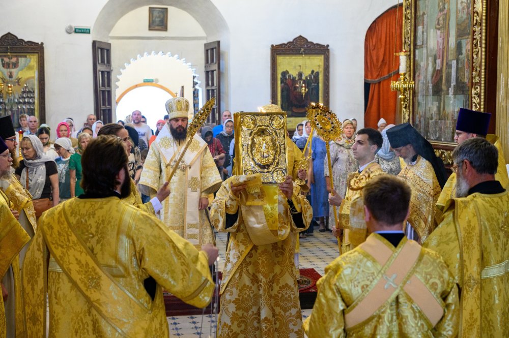 В день празднования памяти Всех святых митрополит Арсений совершил Божественную Литургию в Свято-Троицком кафедральном соборе