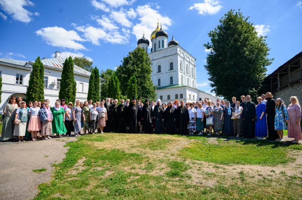 Митрополит Арсений провел встречу с православными педагогами города Пскова