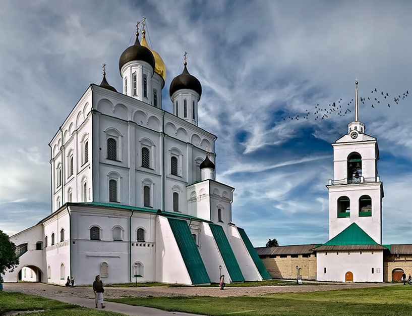 Свято-Троицкий кафедральный собор города Пскова с колокольней предоставлены в безвозмездное пользование Псковской епархии