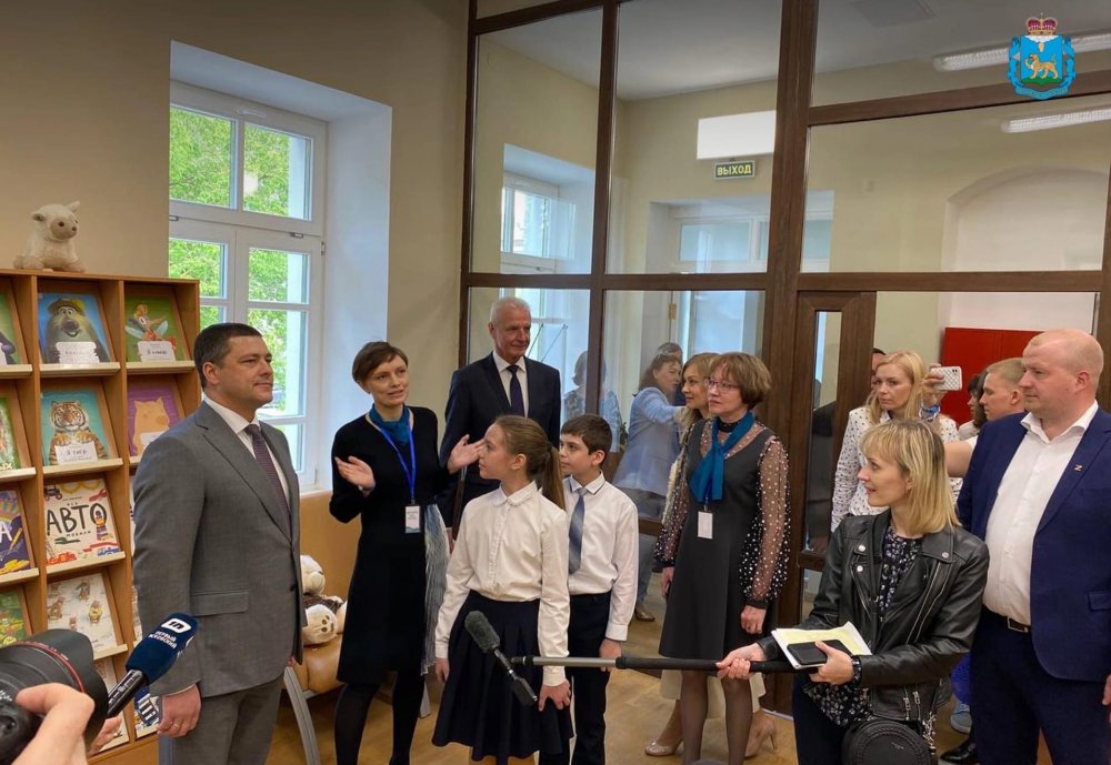 Воспитанники Воскресной школы Троицкого собора провели экскурсию для губернатора Псковской области по детской библиотеке, открывшейся после реконструкции