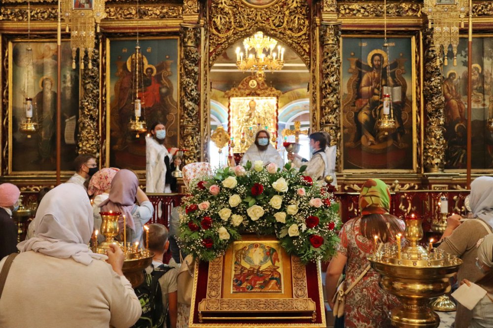 Преображение Господне молитвенно отметили в Троицком соборе Псковского кремля