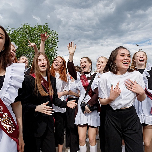 Торжественный молебен для выпускников псковских школ провели на Вечевой площади  Кремля