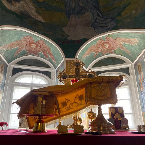 Торжественное Богослужение состоялось в Троицком соборе в день празднования особо почитаемого псковичами образа Божией Матери "Умиление"