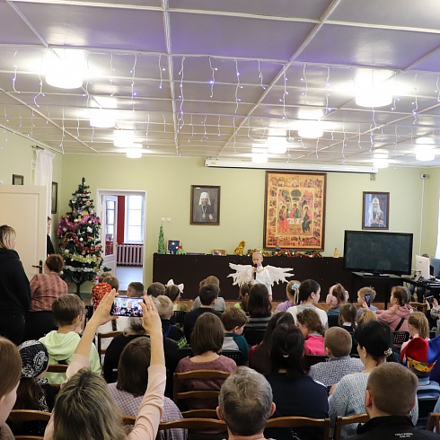 Рождественский концерт для самых маленьких воспитанников Социально- культурного центра "Троицкий" прошёл в минувшее воскресение в Доме причта Троицкого собора г. Пскова 