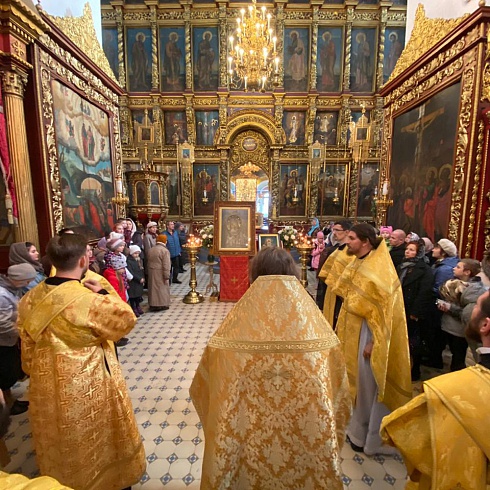 Торжественное Богослужение состоялось в Троицком соборе в день празднования особо почитаемого псковичами образа Божией Матери "Умиление"