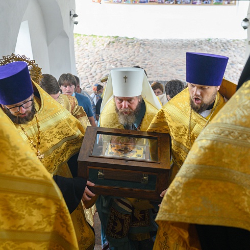 Ковчег с частицей мощей святого благоверного князя Александра Невского встретили в Троицком соборе города Пскова