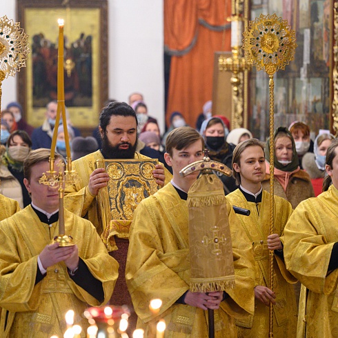 Воскресное Богослужение в Троицком соборе совершил митрополит Псковский и Порховский Тихон
