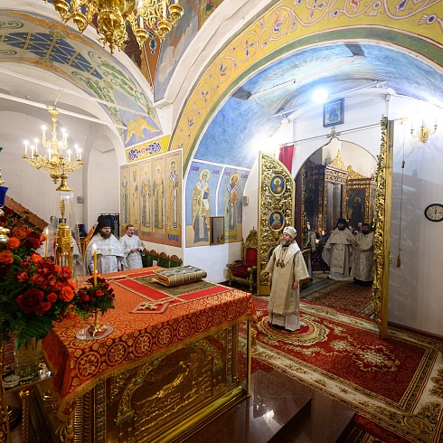 Митрополит Псковский и Порховский Тихон совершил торжественное Пасхальное богослужение в Троицком соборе