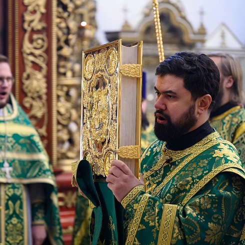 В день памяти блаженного Николая Псковского митрополит Арсений совершил Божественную Литургию в Свято-Троицком кафедральном соборе