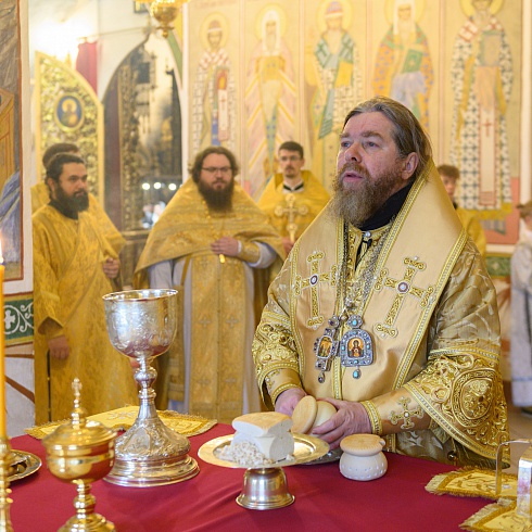 Воскресное Богослужение в Троицком соборе совершил митрополит Псковский и Порховский Тихон