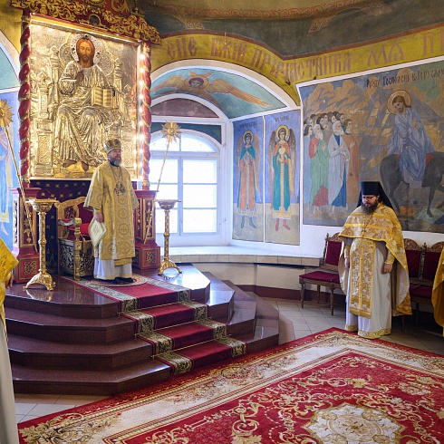 Митрополит Псковский и Порховский Тихон возглавил Воскресное богослужение в Троицком соборе Псковского кремля 