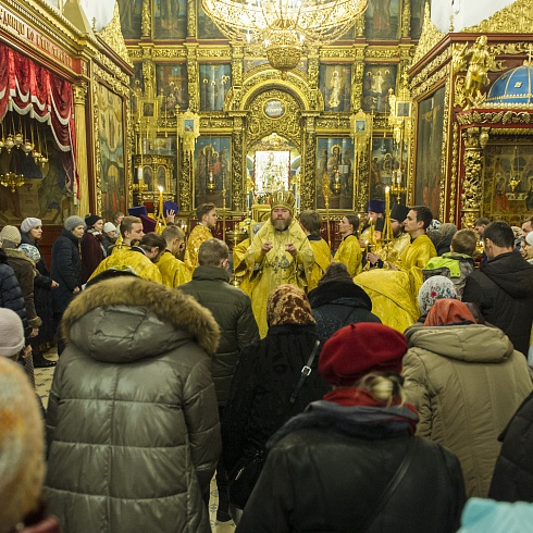 В минувшую субботу, митрополит Псковский и Порховский Тихон совершил вечернее богослужение в Троицком соборе