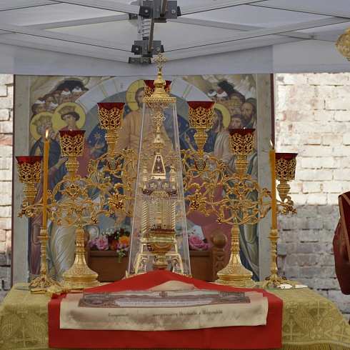 Престольный праздник молитвенно отметили на подворье Свято-Троицкого кафедрального собора, что на территории бывшего Свято-Пантелеимонова монастыря