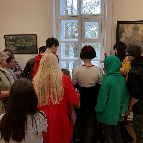 Участники клуба «Историческая среда. Школа Всемирного Наследия» посетили выставку "Мастера Псковского возрождения"
