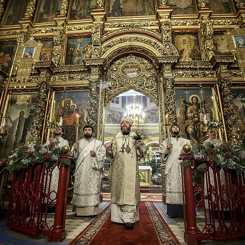 Праздничное Рождественское богослужение состоялось минувшей ночью в Троицком соборе Псковского кремля