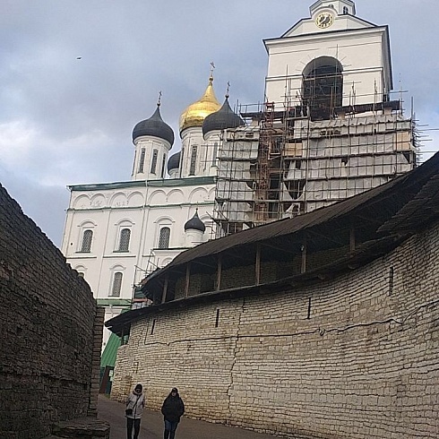Строительный тепляк оборудуют для работы реставраторов на колокольне Троицкого собора 