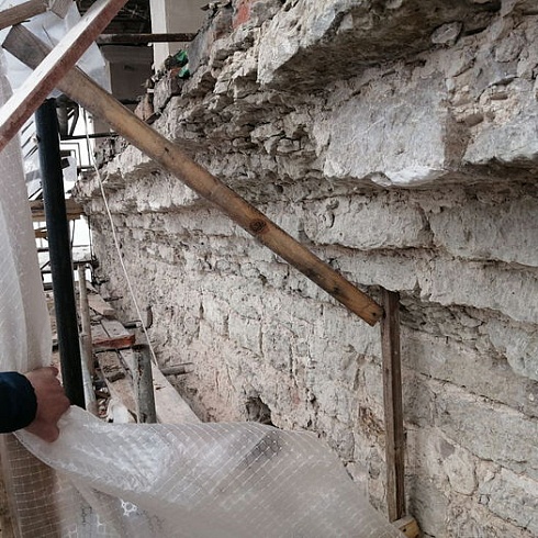 Специалисты АНО «Возрождение» выявили аварийное разрушение каменной кладки колокольни Троицкого собора Псковского кремля