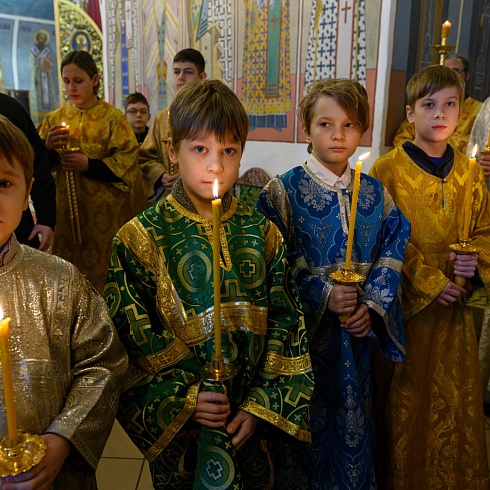 В Прощёное воскресение митрополит Тихон возглавил праздничное богослужение в Троицком соборе Псковского кремля