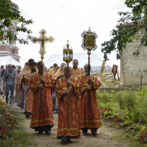 Престольный праздник молитвенно отметили на подворье Свято-Троицкого кафедрального собора, что на территории бывшего Свято-Пантелеимонова монастыря