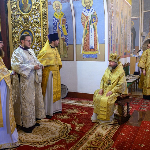 Митрополит Псковский и Порховский Тихон возглавил Воскресное богослужение в Троицком соборе Псковского кремля 