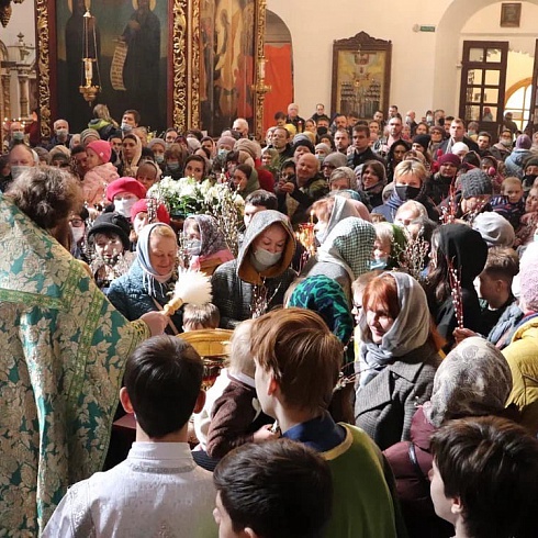 Праздник Входа Господня во Иерусалим молитвенно отметили в Троицком соборе города Пскова