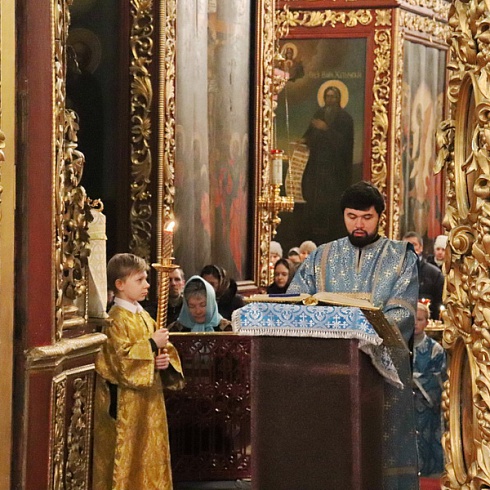 16 февраля, в воскресенье, Божественную литургию в Свято-Троицком кафедральном соборе г. Пскова совершил настоятель собора иеромонах Алексий (Годлевский)