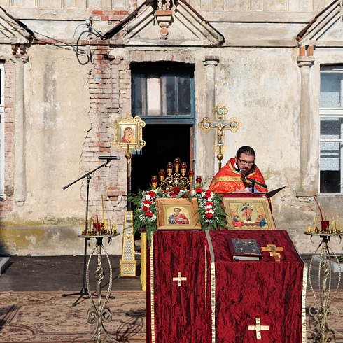 Торжественное богослужение состоялось в день памяти великомученика и целителя Пантелеимона на месте разрушенного  мужского монастыря. ФОТО