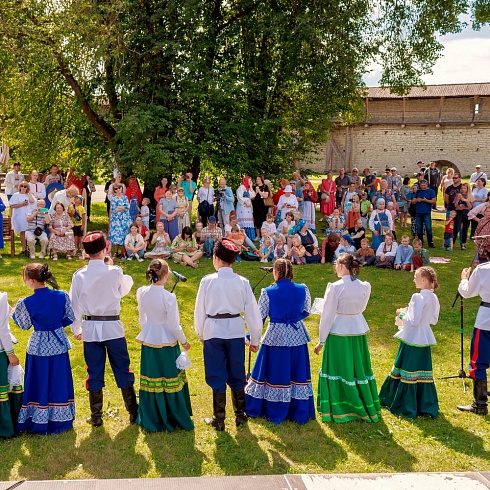 I-й Межрегиональный семейный фольклорный фестиваль "Без корней и трава не растёт" прошел 7 июля на территории Свято-Троицкого кафедрального собора Псковского Кремля