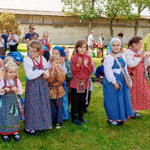 I-й Межрегиональный семейный фольклорный фестиваль "Без корней и трава не растёт" прошел 7 июля на территории Свято-Троицкого кафедрального собора Псковского Кремля