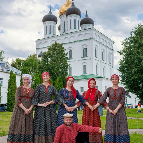 I-й Межрегиональный семейный фольклорный фестиваль "Без корней и трава не растёт" прошел 7 июля на территории Свято-Троицкого кафедрального собора Псковского Кремля