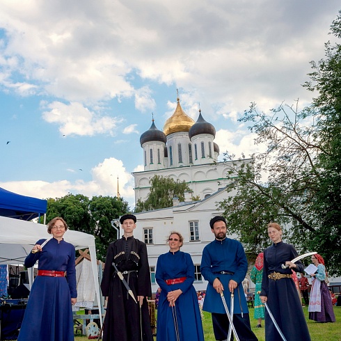 I-й Межрегиональный семейный фольклорный фестиваль "Без корней и трава не растёт" прошел 7 июля на территории Свято-Троицкого кафедрального собора Псковского Кремля