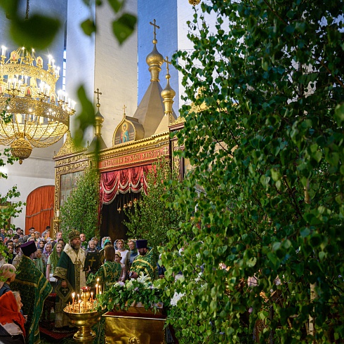 Престольный праздник, день Святой Живоначальной Троицы, молитвенно отметили в Свято-Троицком кафедральном соборе города Пскова 