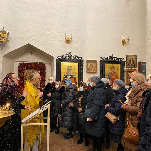 Центр семьи Троицкого собора организовал для прихожан-инвалидов по слуху поездку в Псково-Печерский монастырь