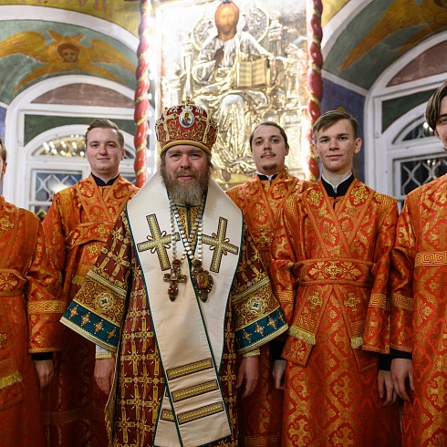 Митрополит Псковский и Порховский Тихон совершил торжественное Пасхальное богослужение в Троицком соборе