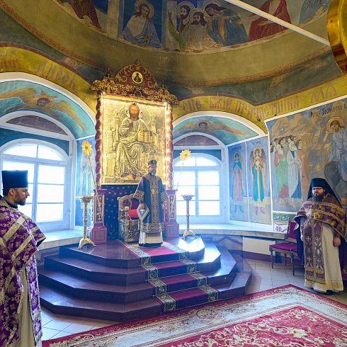 В Крестопоклонную Неделю Великого поста митрополит Тихон совершил Литургию в Свято-Троицком кафедральном соборе