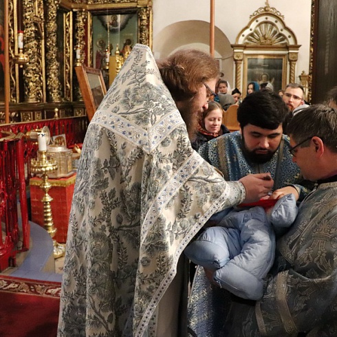 16 февраля, в воскресенье, Божественную литургию в Свято-Троицком кафедральном соборе г. Пскова совершил настоятель собора иеромонах Алексий (Годлевский)