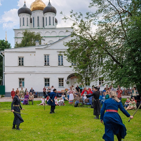 I-й Межрегиональный семейный фольклорный фестиваль "Без корней и трава не растёт" прошел 7 июля на территории Свято-Троицкого кафедрального собора Псковского Кремля