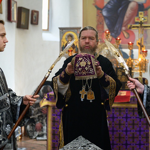 Митрополит Тихон совершил литургию Преждеосвященных Даров в храме святителя Николая со Усохи