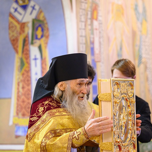 Схиархимандрит Илий (Ноздрин) возглавил воскресное Богослужение в Троицком соборе города Пскова